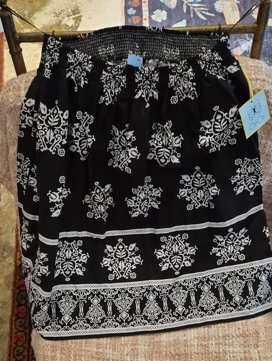 CeCe Dresses & Skirts - CeCe, Size XL, Black and White Printed Elastic Waist Mini/Midi Skirt,Two Pockets